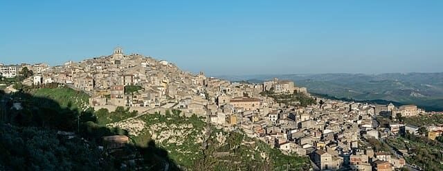 Panorama della valle del Vallone da Mussomeli con l'Etna sullo sfondo.
