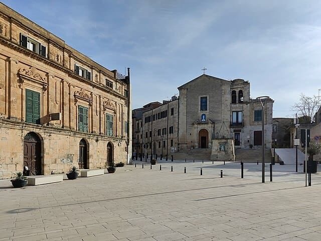 La splendida piazza del borgo siciliano di Mussomeli.