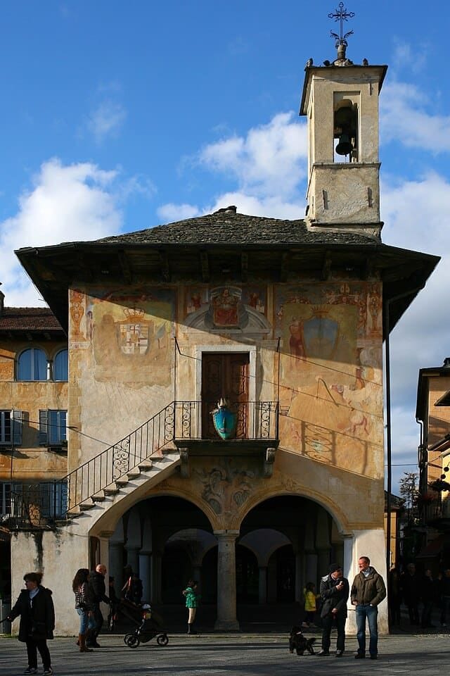 Il Palazzo della Comunità della Riviera, meglio conosciuto come il Broletto.