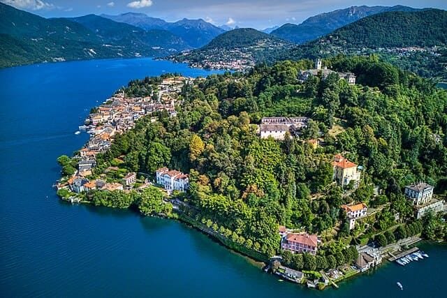 Veduta panoramica del borgo di Orta San Giulio riflesso sulle acque del Lago d'Orta, Piemonte.