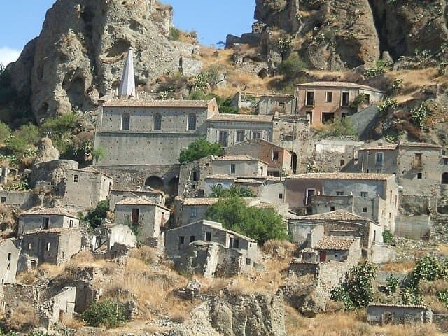 Straordinario scatto del borgo calabrese di Pentedattilo.