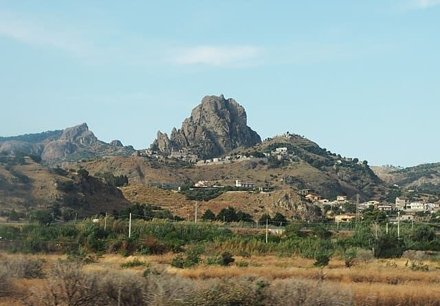 Veduta panoramica del borgo dalle cinque dita in Calabria.