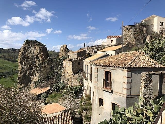 Scorcio di Pentedattilo, il borgo fantasma sulla roccia a forma di mano in Calabria.