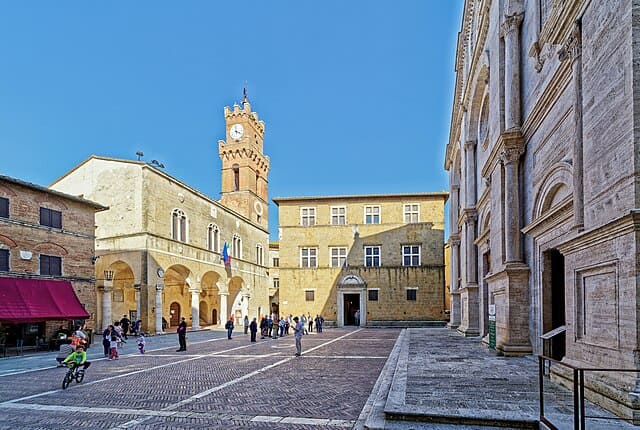 Piazza Pio II a Pienza con la facciata della Cattedrale rinascimentale e Palazzo Piccolomini