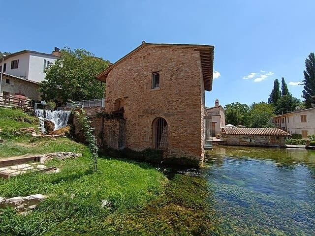 Borgo di Rasiglia: sorgenti d'acqua tra case in pietra e antichi mulini medievali.