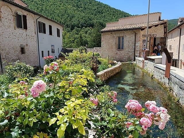 Una splendida immagine di Rasiglia in fiore.