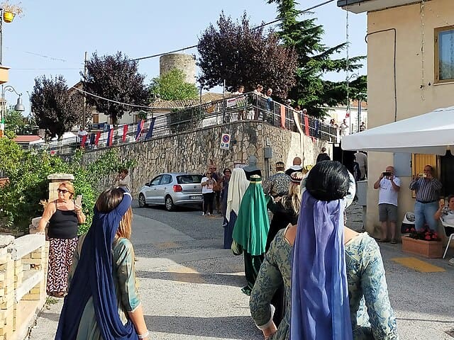 Il caratteristico borgo abruzzese di Santa Jona in festa.