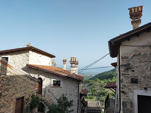 Case in pietra e vicoli del borgo fortificato di Santa Jona a Ocre, Abruzzo