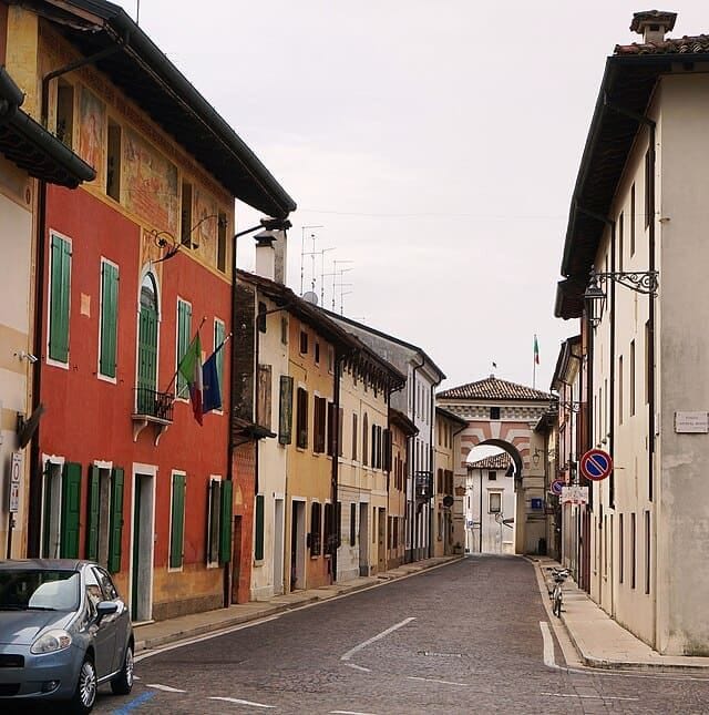 Una lendida via cittadina di Sesto al Reghena.