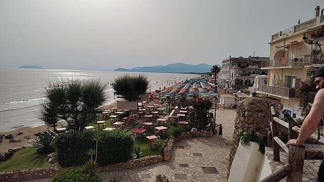 Sperlonga: veduta del borgo antico con le caratteristiche case bianche affacciate sul litorale laziale.