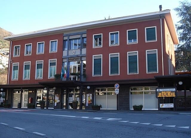 Bienno: il municipio in un antico palazzo con bifore, tra vicoli in pietra e le montagne della Val Camonica.