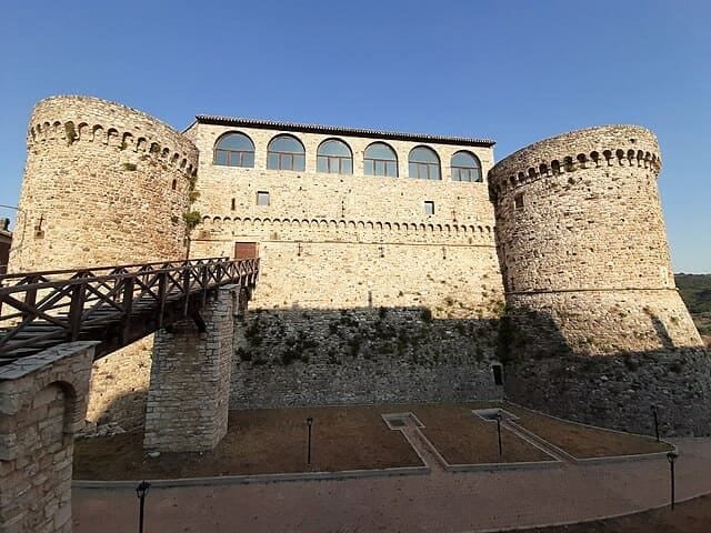 Lo stupendo Castello Angioino in tutta la sua bellezza.