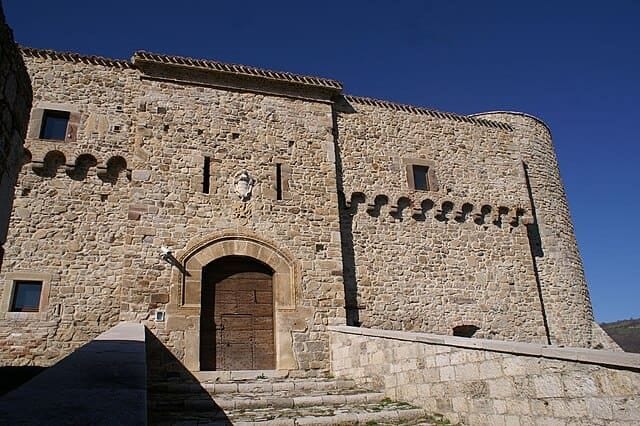 Civitacampomarano: il Castello Angioino con torri cilindriche nel borgo medievale molisano.