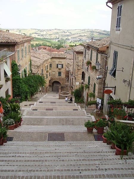 La scalinata de La Piaggia con il Pozzo della Polenta nel centro storico medievale di Corinaldo, Marche.