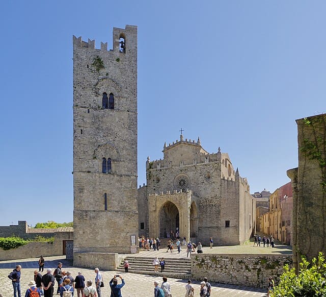 Panorama medievale del Castello di Venere a Erice avvolto dalla nebbia con vista sulle Isole Egadi e Trapani.