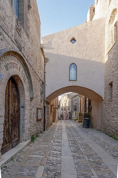 Vicolo medievale acciottolato nel borgo di Erice, Sicilia, itinerario borghi segreti.