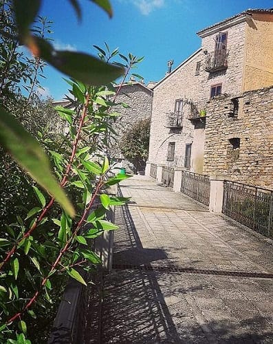 Vicolo medievale a Guardia Perticara: il fascino della pietra antica in uno dei borghi più belli della Basilicata.