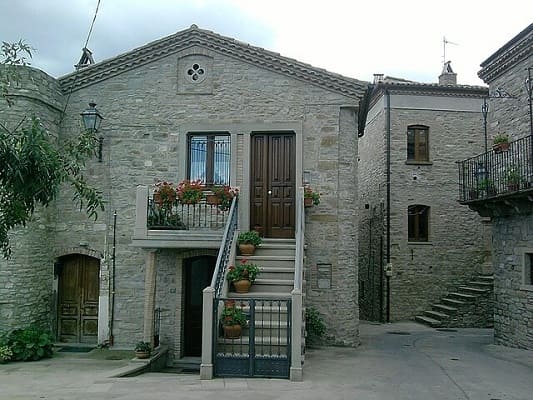 Una delle stupende costruzioni di Guardia Perticara.