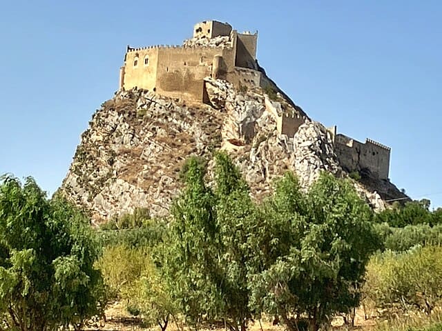 Il maestoso Castello Manfredonico di Mussomeli fuso con la rupe calcarea nel cuore dell'entroterra siciliano.