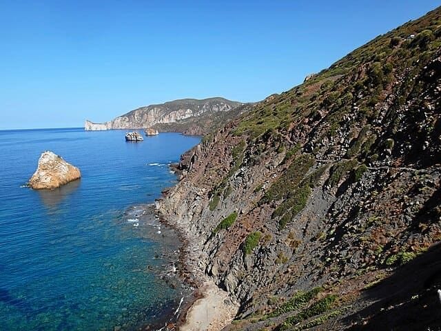Nebida: veduta dal sentiero costiero sul faraglione Pan di Zucchero e le scogliere dell'Iglesiente.