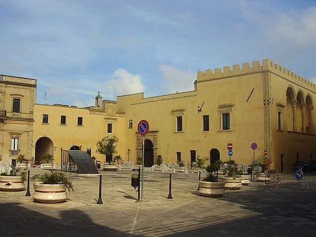 Presicce: Piazza del Popolo con la Colonna di Sant'Andrea e i palazzi barocchi in pietra leccese. Splendido borgo salentino.