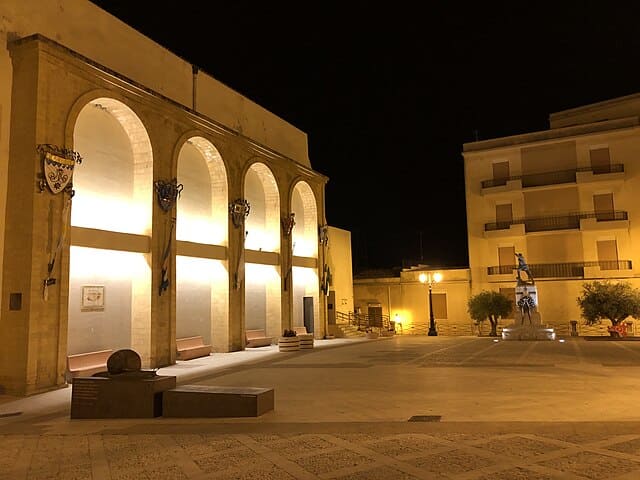 I vicoli arabi e i cortili del quartiere saraceno di Sambuca di Sicilia, eletto Borgo dei Borghi.