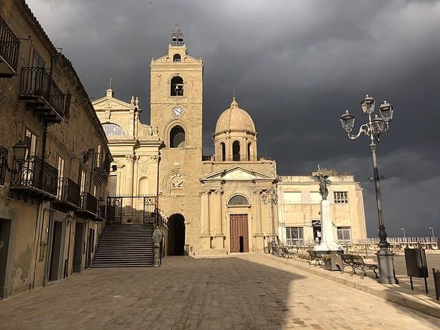 Cattedrale di Maria Santissima Assunta in tutto il suo splendore.