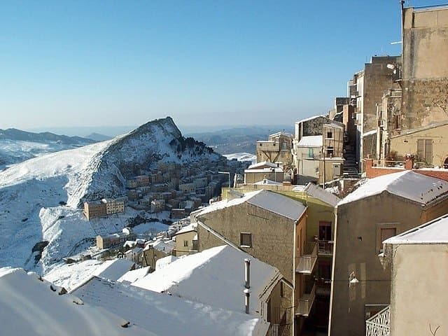 Il borgo medievale di Troina sotto la neve: un paesaggio invernale sui Monti Nebrodi.