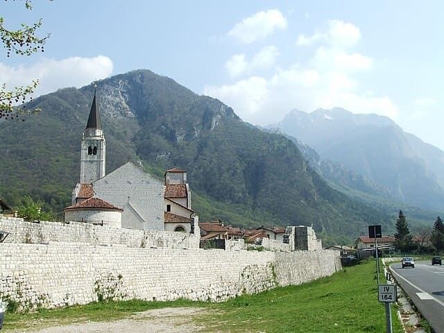 Veduta strategica di un passato glorioso a Venzone.