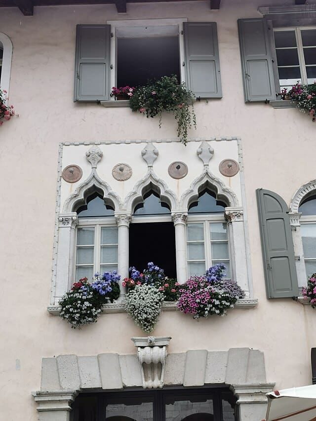 Una caratteristica affacciata del borgo di Venzone.