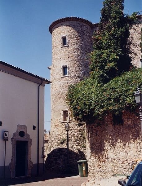 Castello Normanno di Zungoli Palazzo Susena facciata con torri cilindriche borgo irpinia