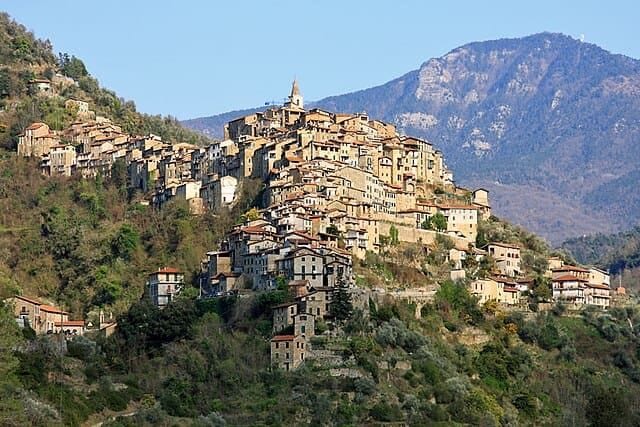 Una spettacolare veduta del borgo di Apricale!