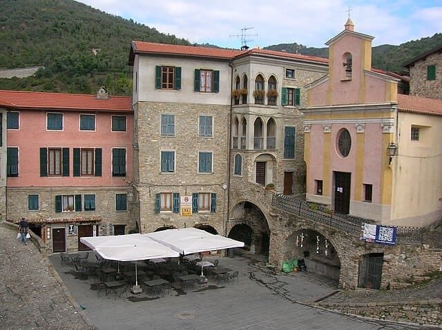 Una veduta della Piazza di Apricale dall'alto.