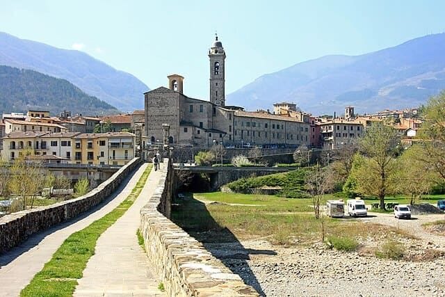 Il Ponte Gobbo o Ponte del Diavolo che attraversa il fiume Trebbia nel borgo medievale di Bobbio, Piacenza.