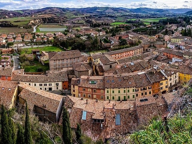 Panoramica di Brisighella con la Torre dell’Orologio e la Via degli Asini nel cuore dell'Appennino Faentino.
