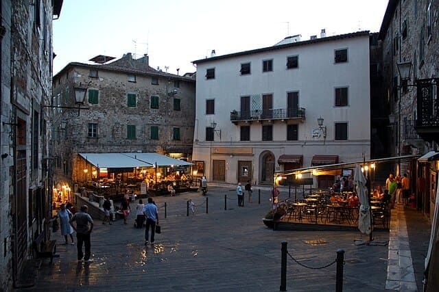 Vita quotidiana a Campiglia Marittima.