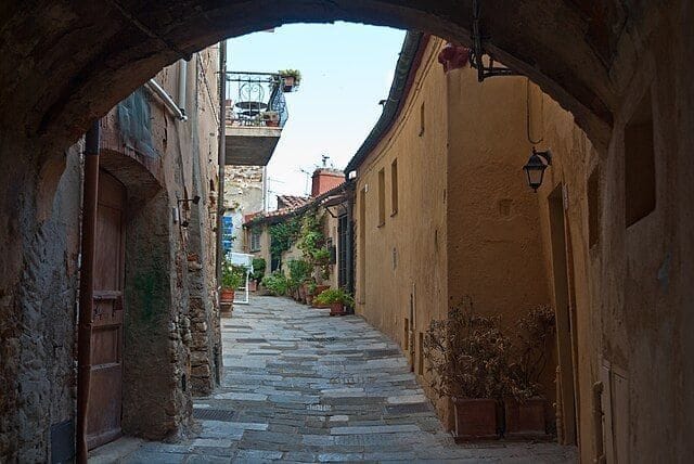 Una via caratteristica del borgo.
