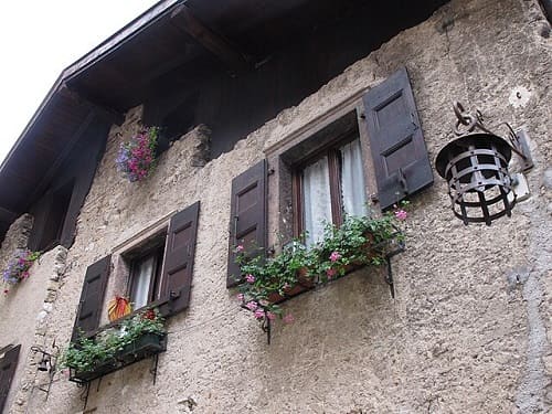 Veduta di una facciata delllo splendido borgo di Canale di Tenno.