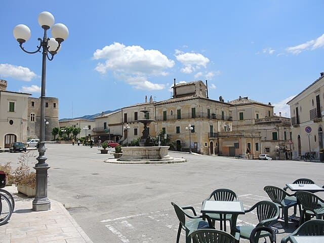 Castello Piccolomini di Capestrano e le acque cristalline del fiume Tirino, il fiume più pulito d'Europa.