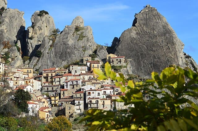 Foto panoramica e graziosa di Castelmezzano.