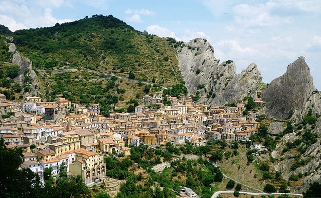 Veduta panoramica di Castelmezzano borgo tra le Dolomiti Lucane in Basilicata al tramonto.