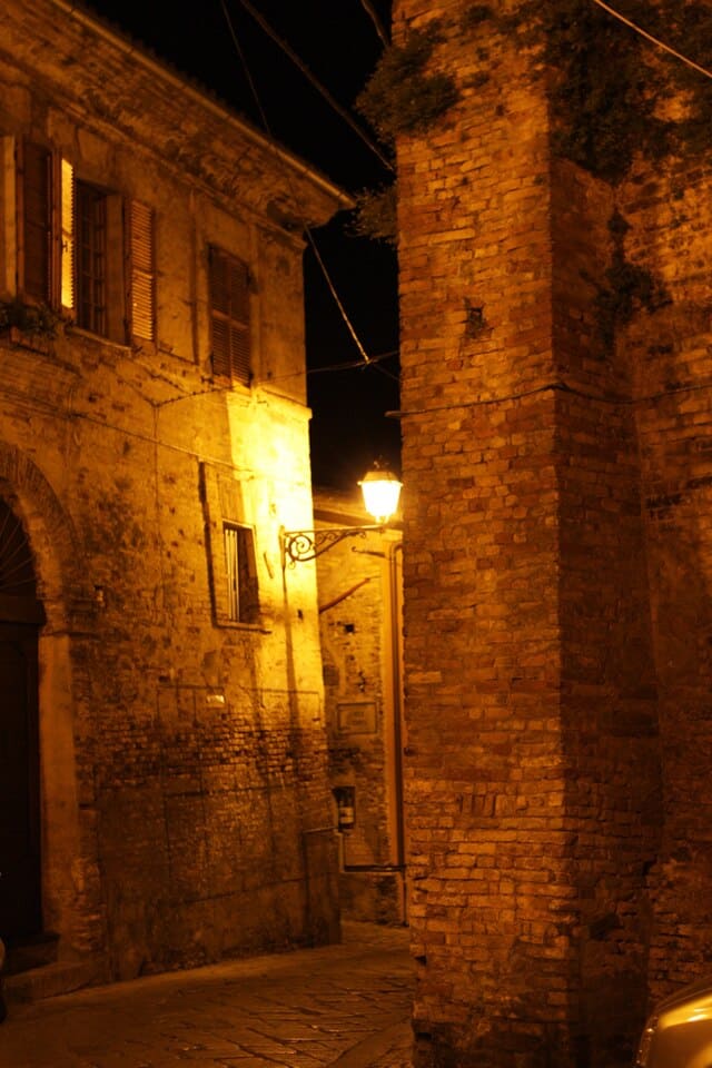 Il centro storico rinascimentale di Città Sant’Angelo con vista sulle colline pescaresi e il mare Adriatico.