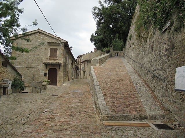 L'imponente Fortezza borbonica di Civitella del Tronto, una delle cittadelle militari più grandi d'Europa al confine con le Marche.