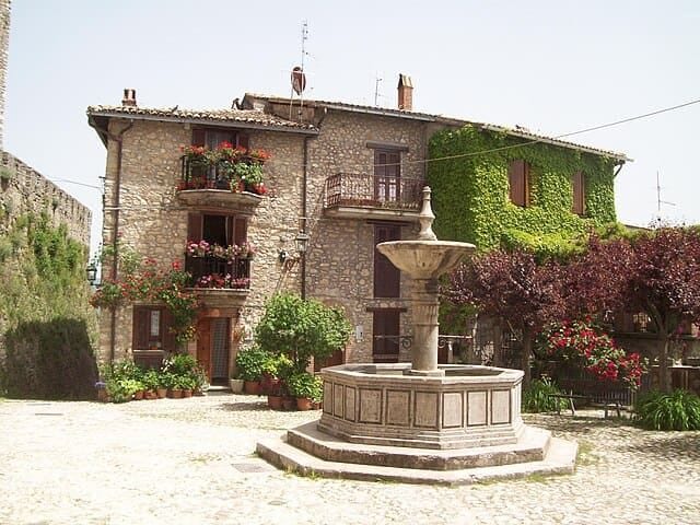 L'ingresso fortificato del Castello Baronale di Collalto Sabino, una fortezza medievale ben conservata che domina il borgo sabino.