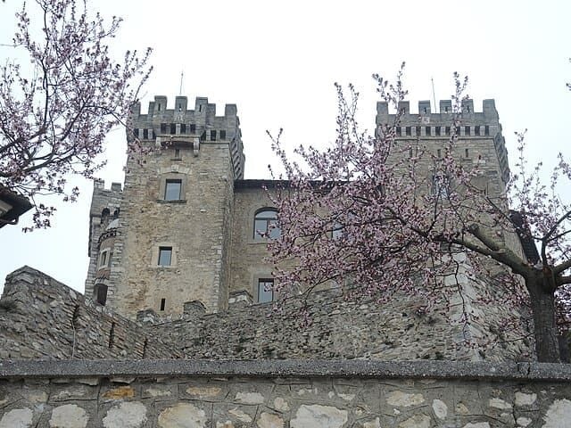 Collalto Sabino: veduta aerea del maestoso Castello Baronale che domina il borgo e i boschi circostanti.