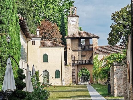 Castello di Cordovado e cinta muraria medievale nel cuore del Friuli-Venezia Giulia