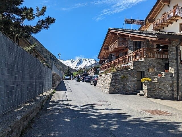 Una tipica via del borgo valdostano.