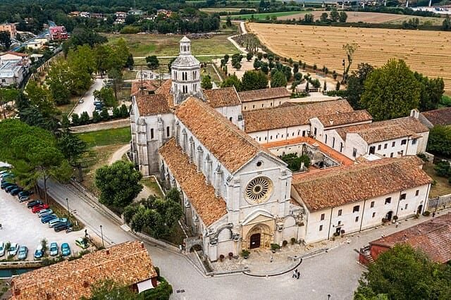 Veduta aerea dell'Abbazia di Fossanova e del complesso borgo medievale nel Lazio.