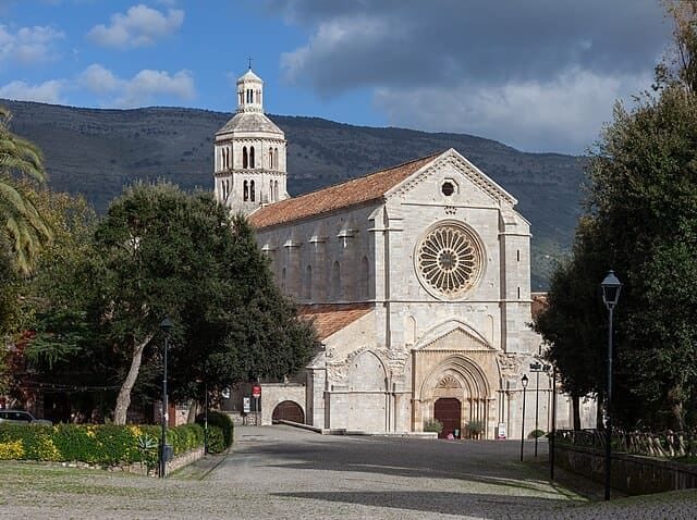 Facciata gotica dell'Abbazia di Fossanova a Priverno, provincia di Latina.