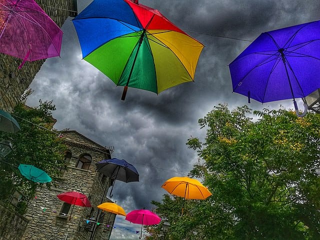 Particolare dei portali in pietra scolpiti e dei vicoli medievali del centro storico di Guardia Perticara, Basilicata.